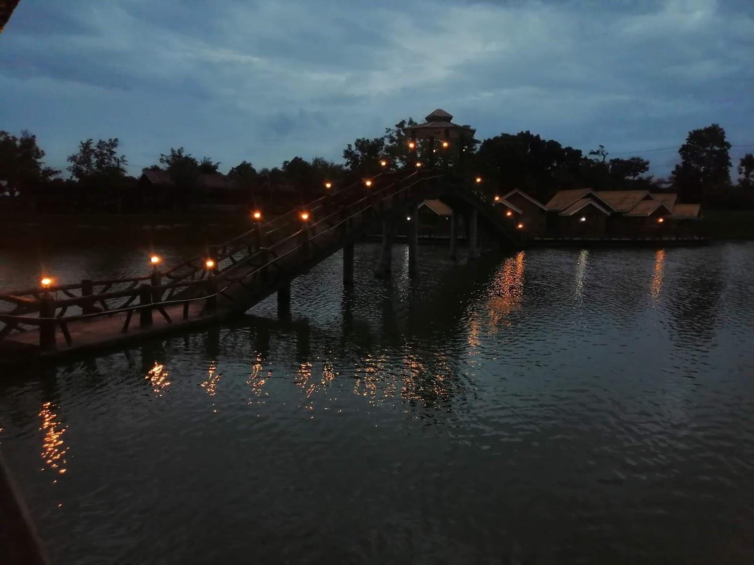 Cover Image for จันทร์ฉาย รีสอร์ท