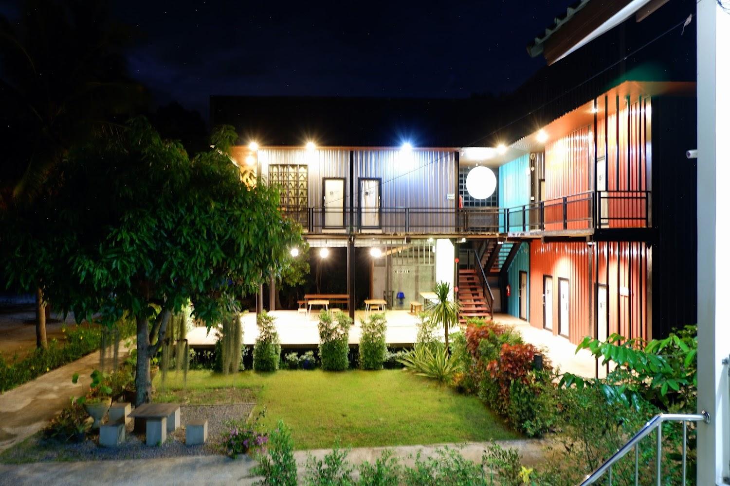 Cover Image for Big Moon Hostel