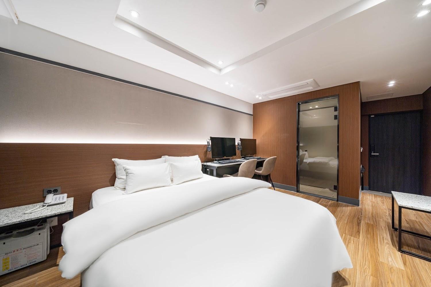 Cover Image for The Wall Hotel
