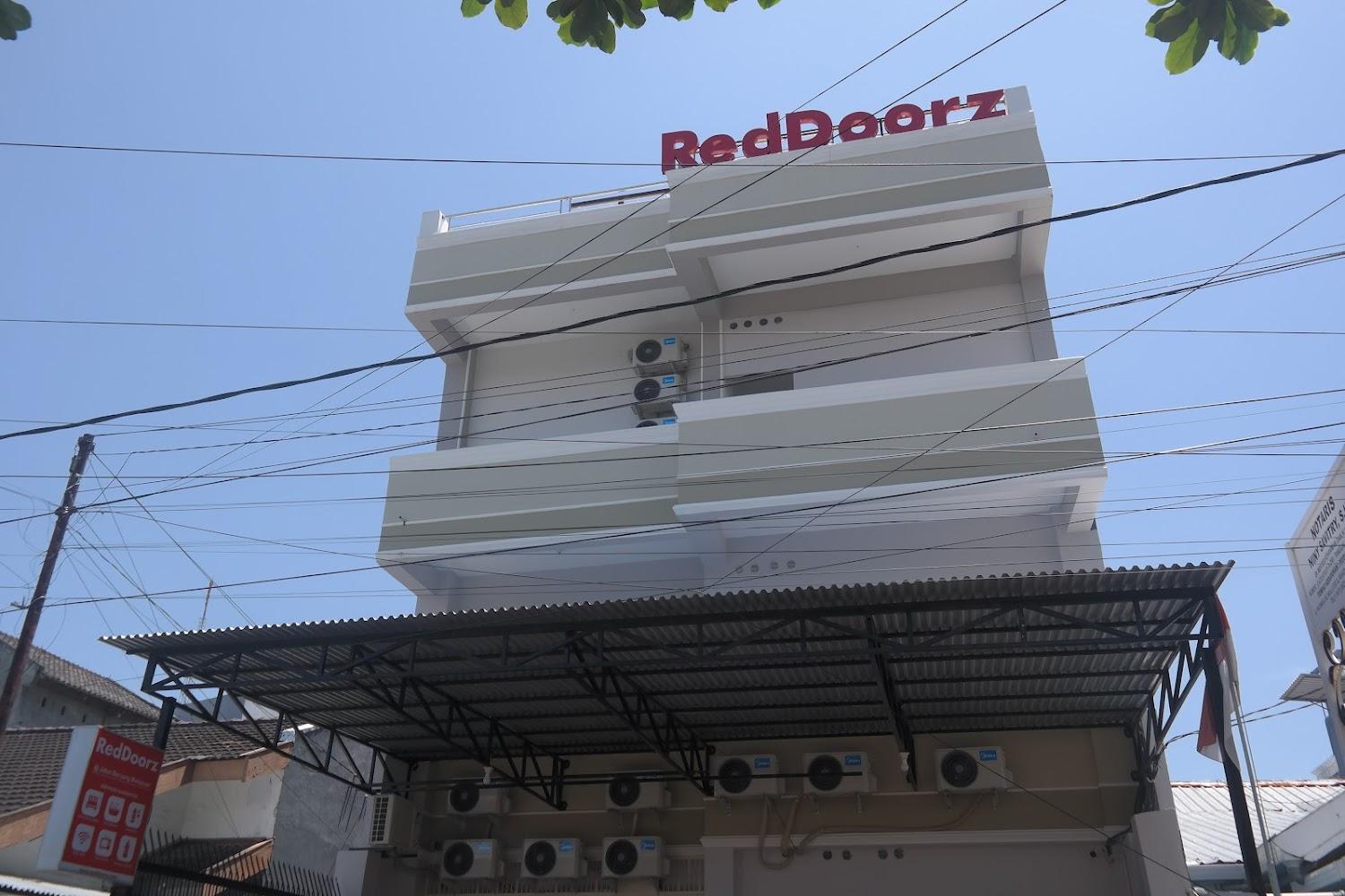 Cover Image for RedDoorz near Mall Ratu Indah 3