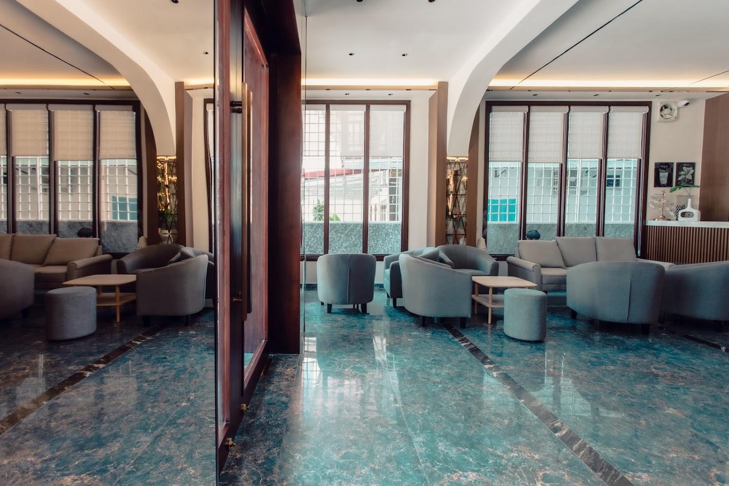 Cover Image for Riverside Hotel