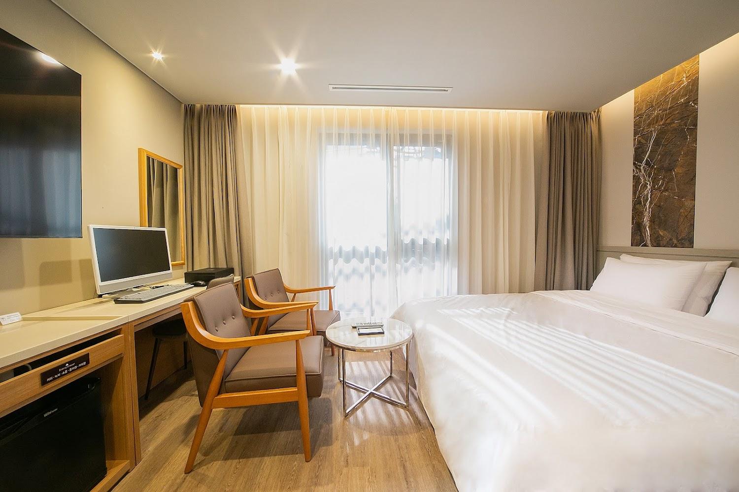 Cover Image for The M Hotel(더엠호텔)