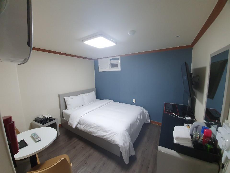 Cover Image for Grim Hotel