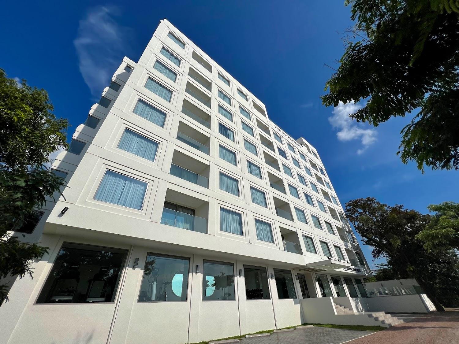 Cover Image for RIVERFRONT APARTMENTS