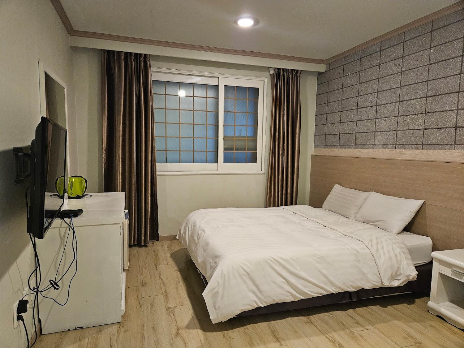 Cover Image for Apple Hotel