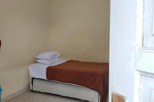 Cover Image for OYO 90090 Adhyaksa Syariah Guest House