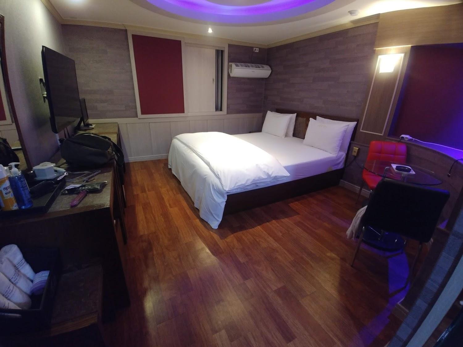 Cover Image for Bally Hotel