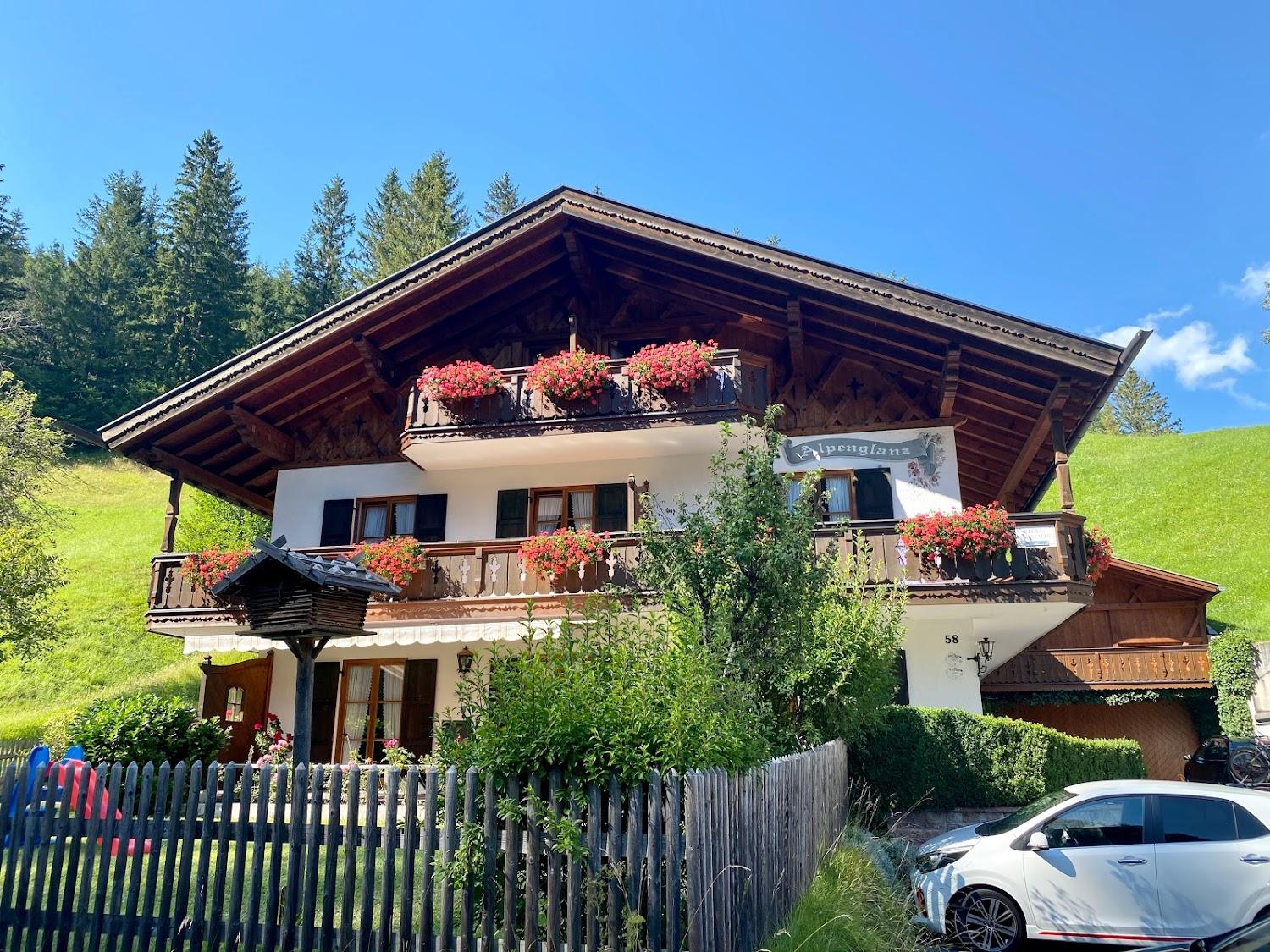 Cover Image for Gästehaus Alpenglanz