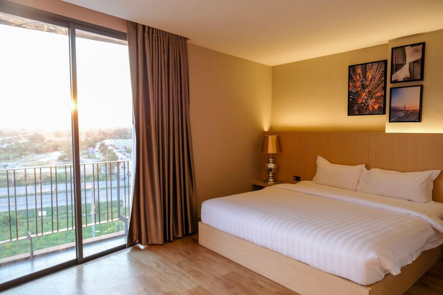 Cover Image for The 28th Hotel