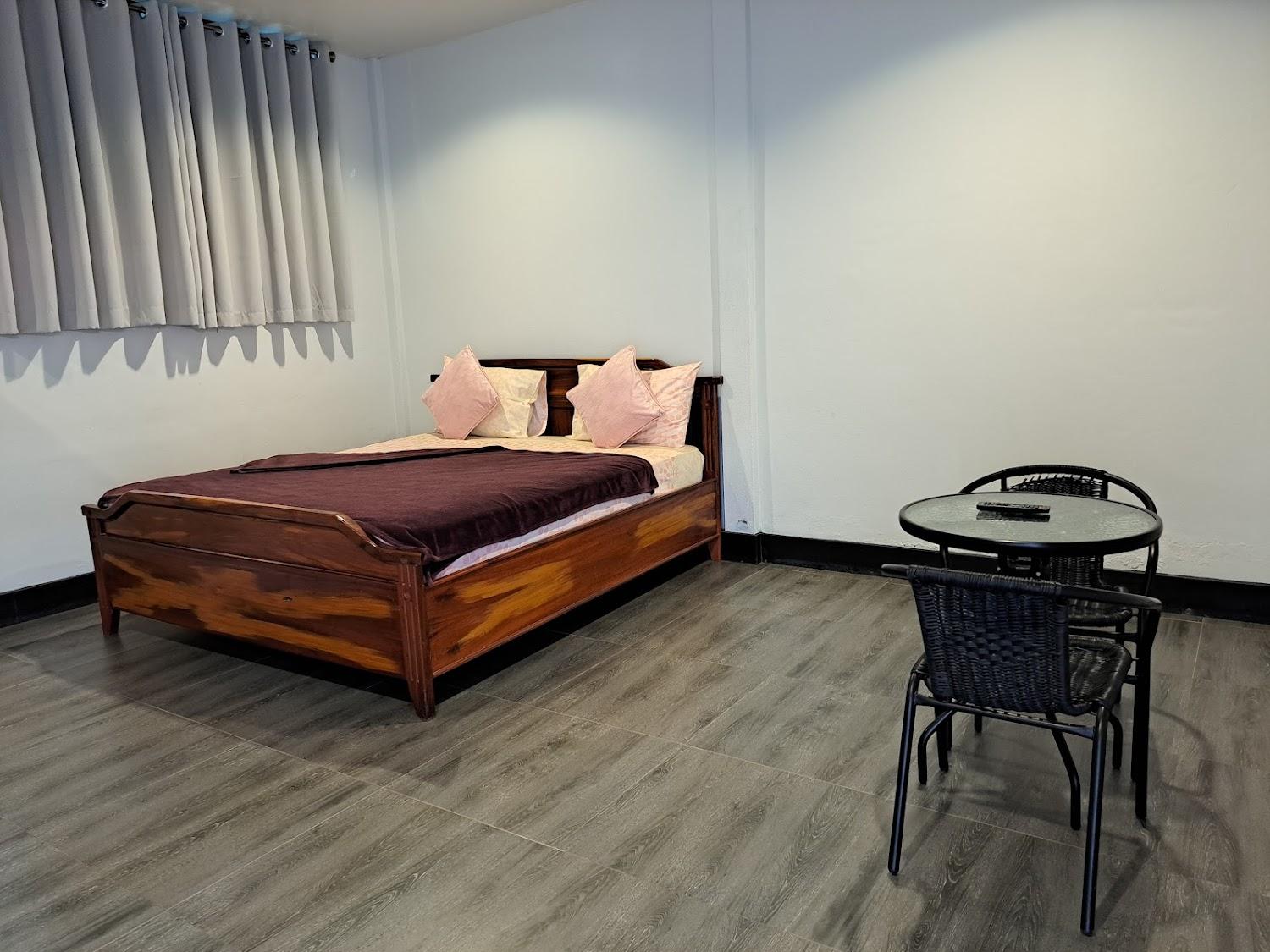 Cover Image for โรงแรมชายหาด (Chay-had Hotel)