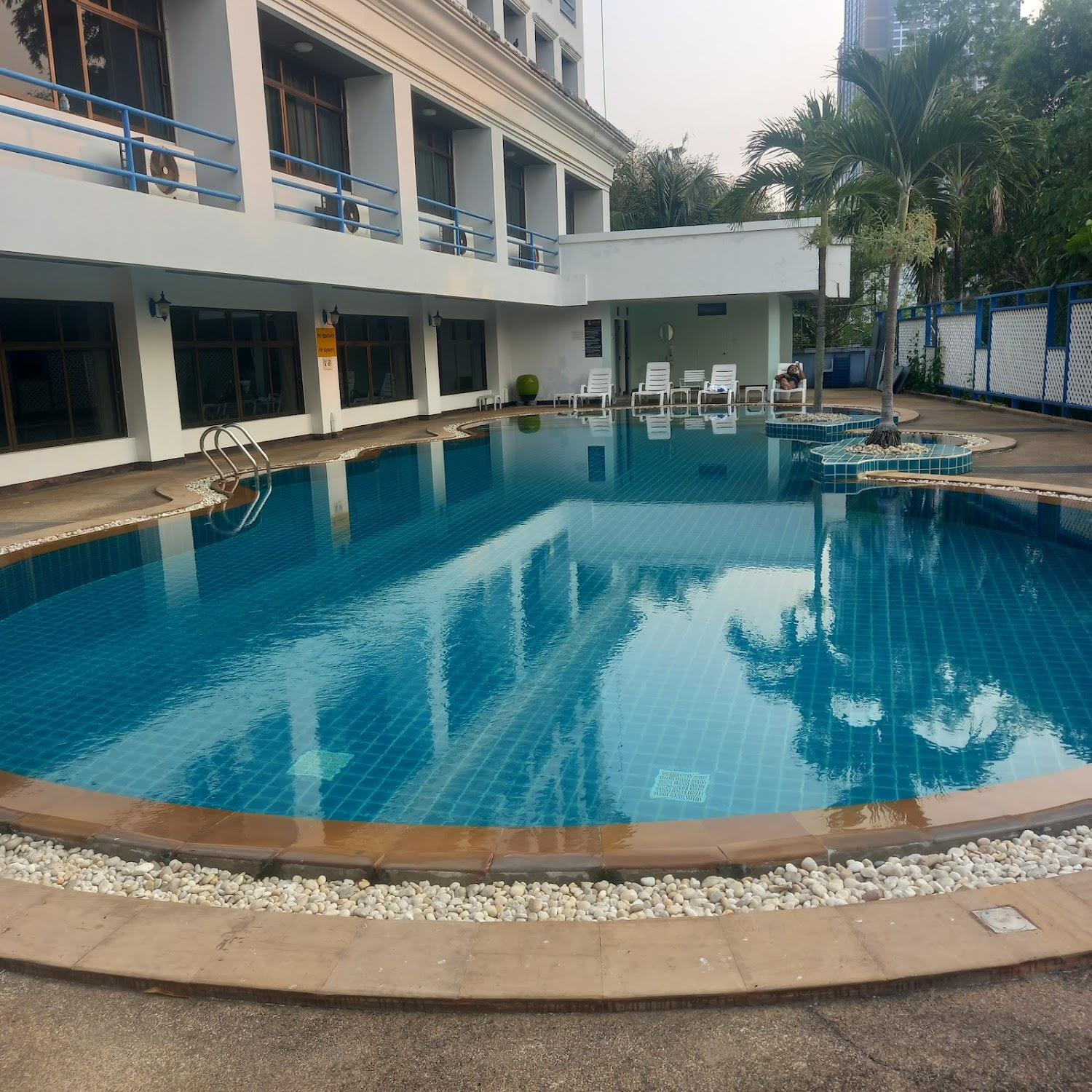 Cover Image for Camelot Hotel