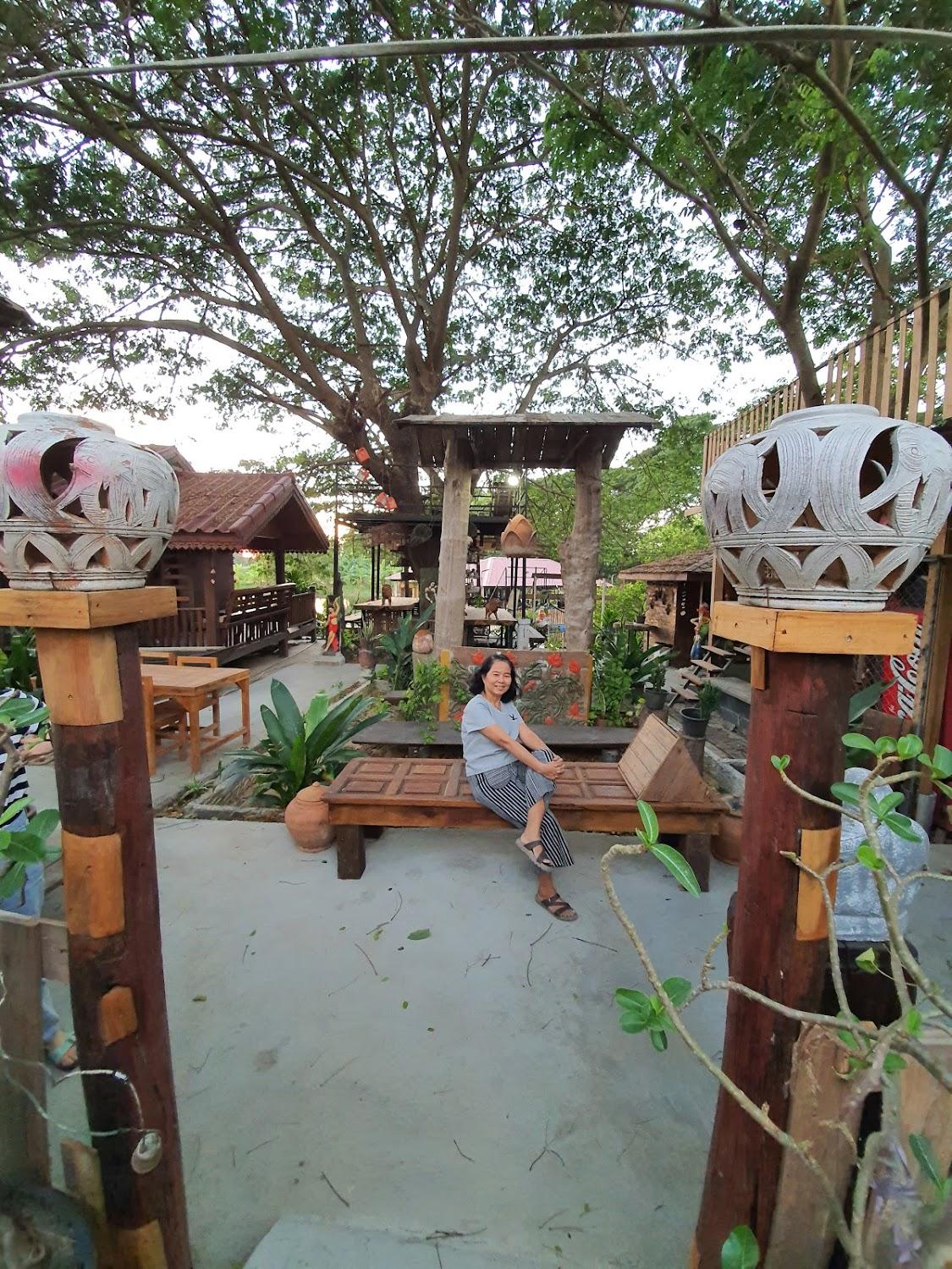 Cover Image for บึงบัวฟอเรส รีสอร์ท มหาราช อยุธยา