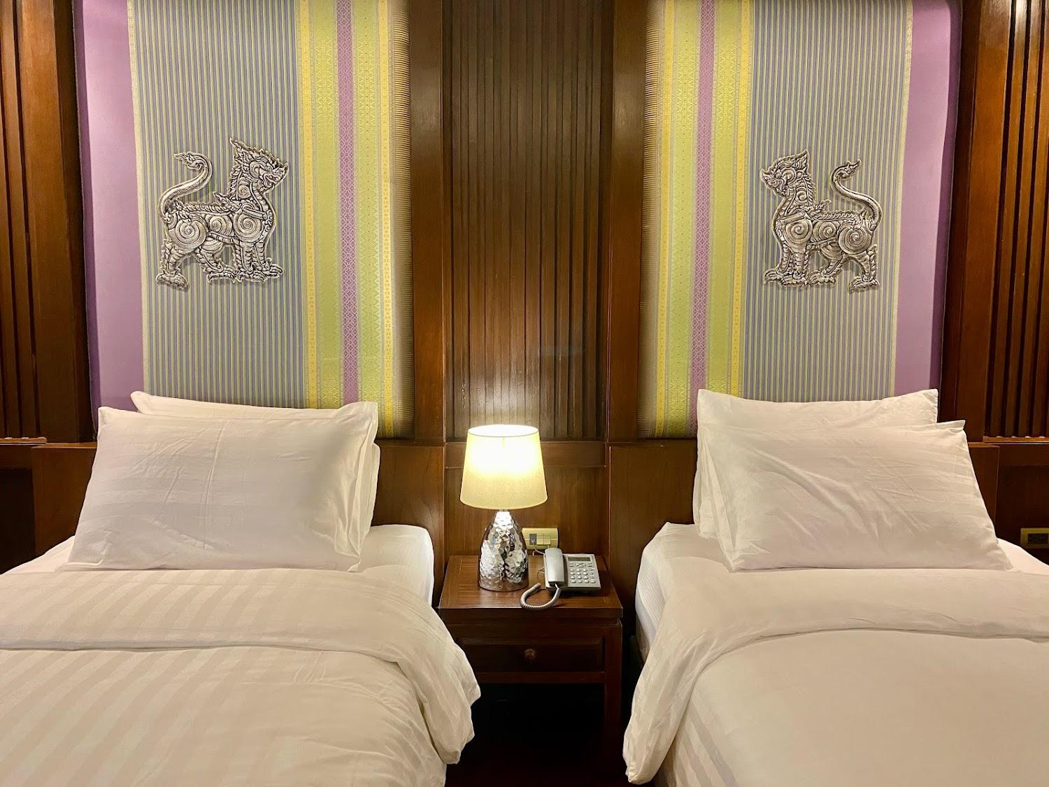 Cover Image for At Gate Hotel