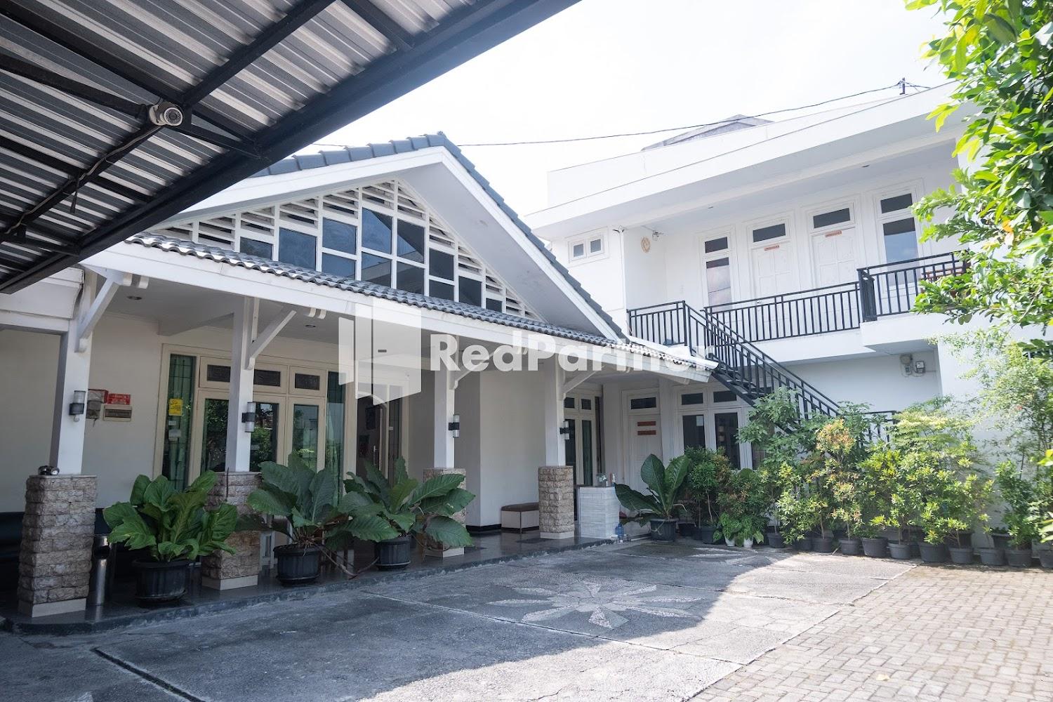 Cover Image for Londres Bed and Breakfast Mitra RedDoorz near Gembira Loka Zoo