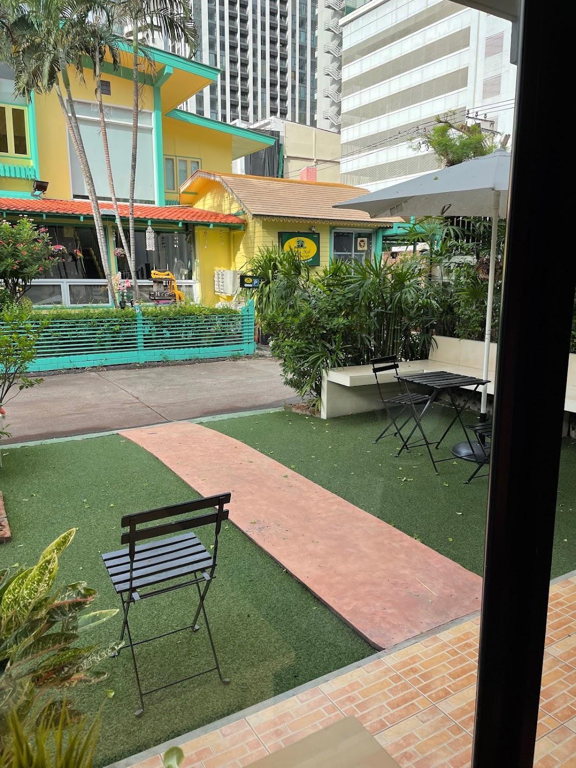 Cover Image for House 23 Hotel