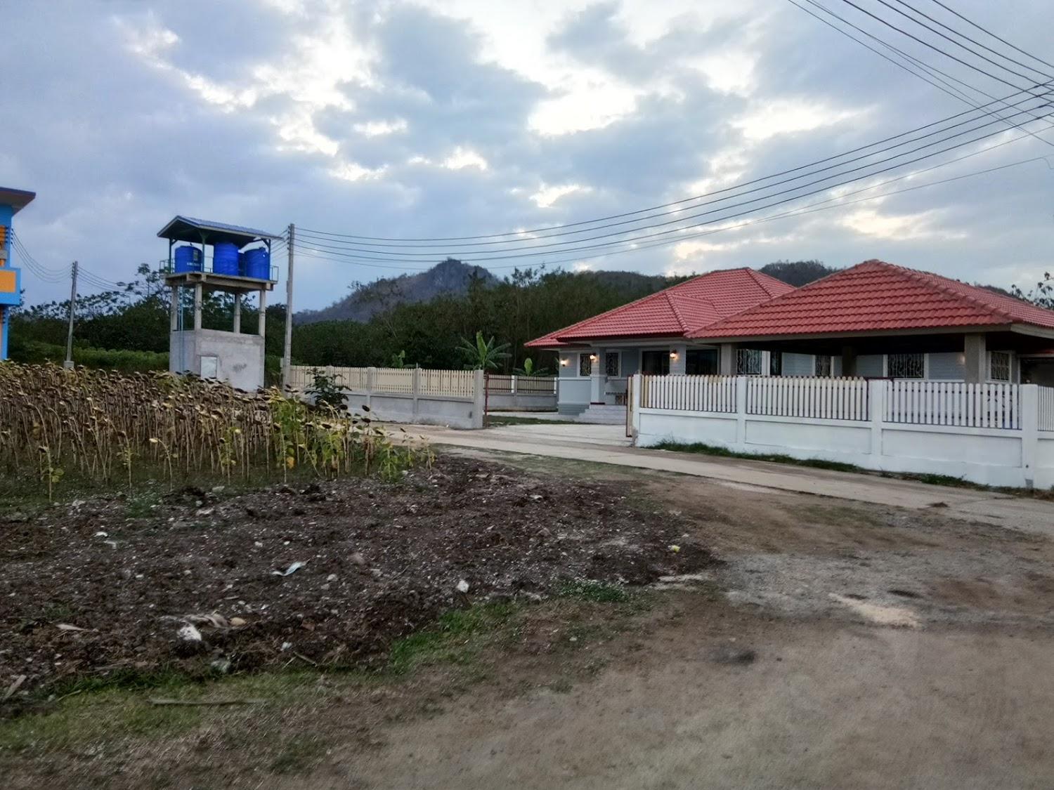 Cover Image for Lek Village