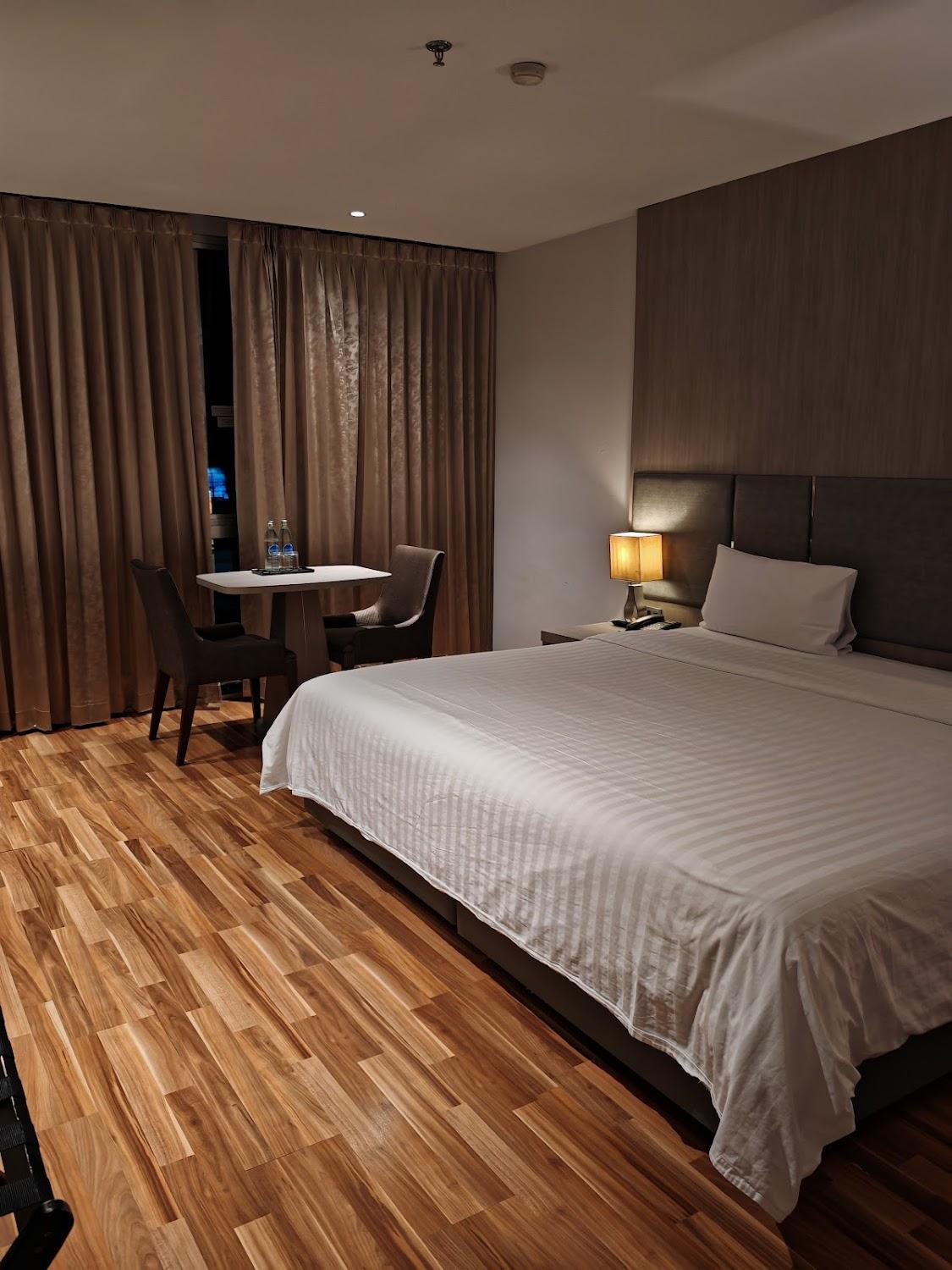 Cover Image for New Season Square Hotel