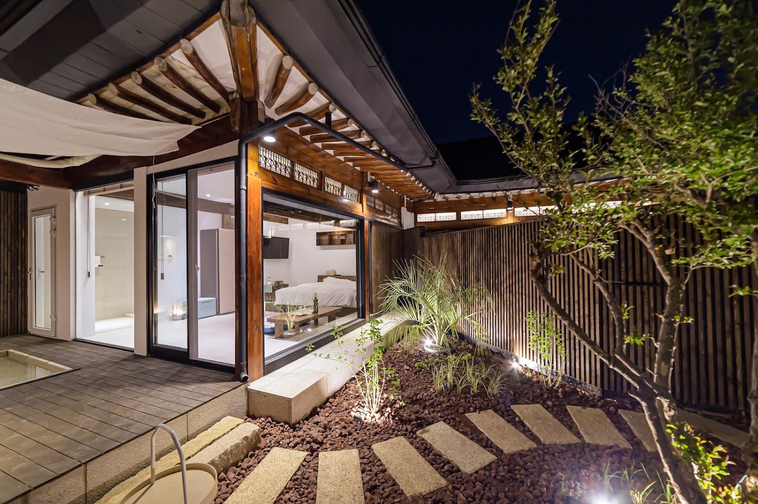 Cover Image for Gyeongju Hanok Korean Traditional Hotel Sosojeong