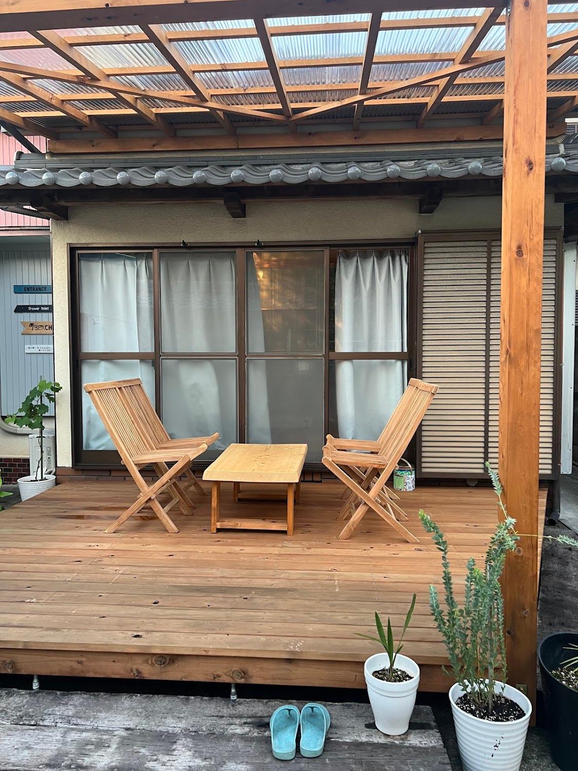 Cover Image for Surf House Realista