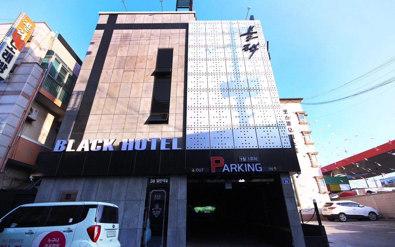 Cover Image for Black Hotel (블랙 호텔)