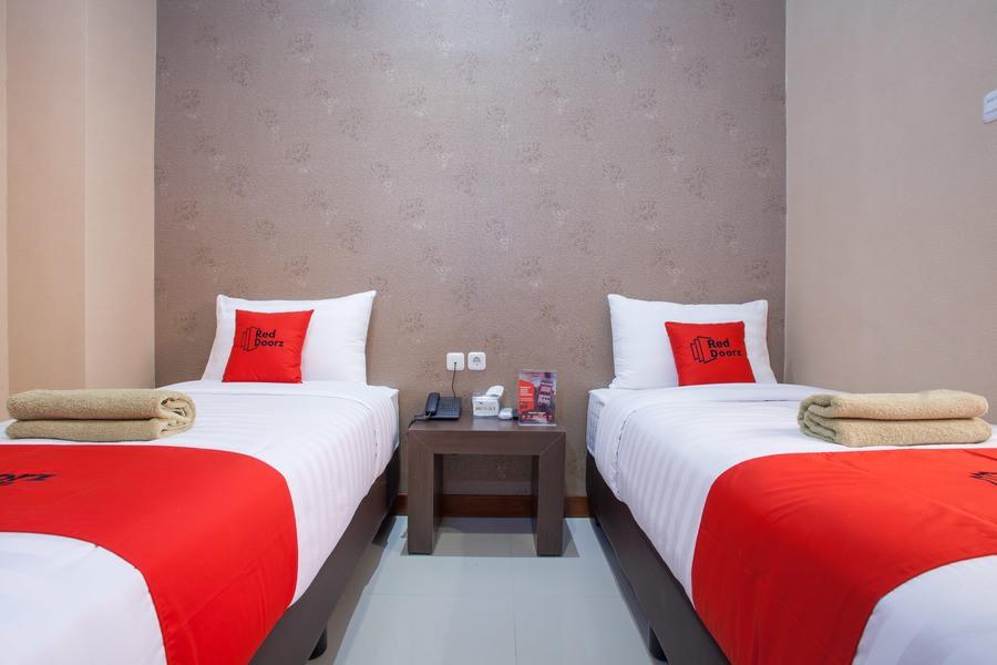 Cover Image for RedDoorz @ Raya Sulfat
