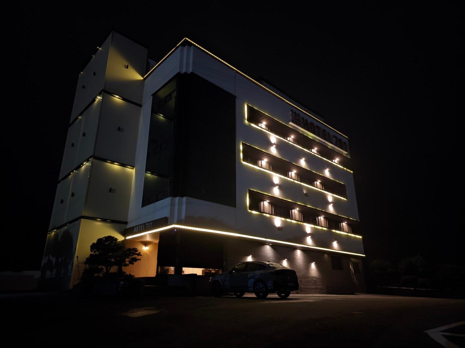 Cover Image for Hotel 701