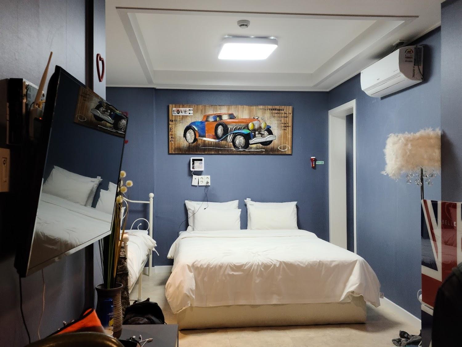 Cover Image for 모텔 비행기