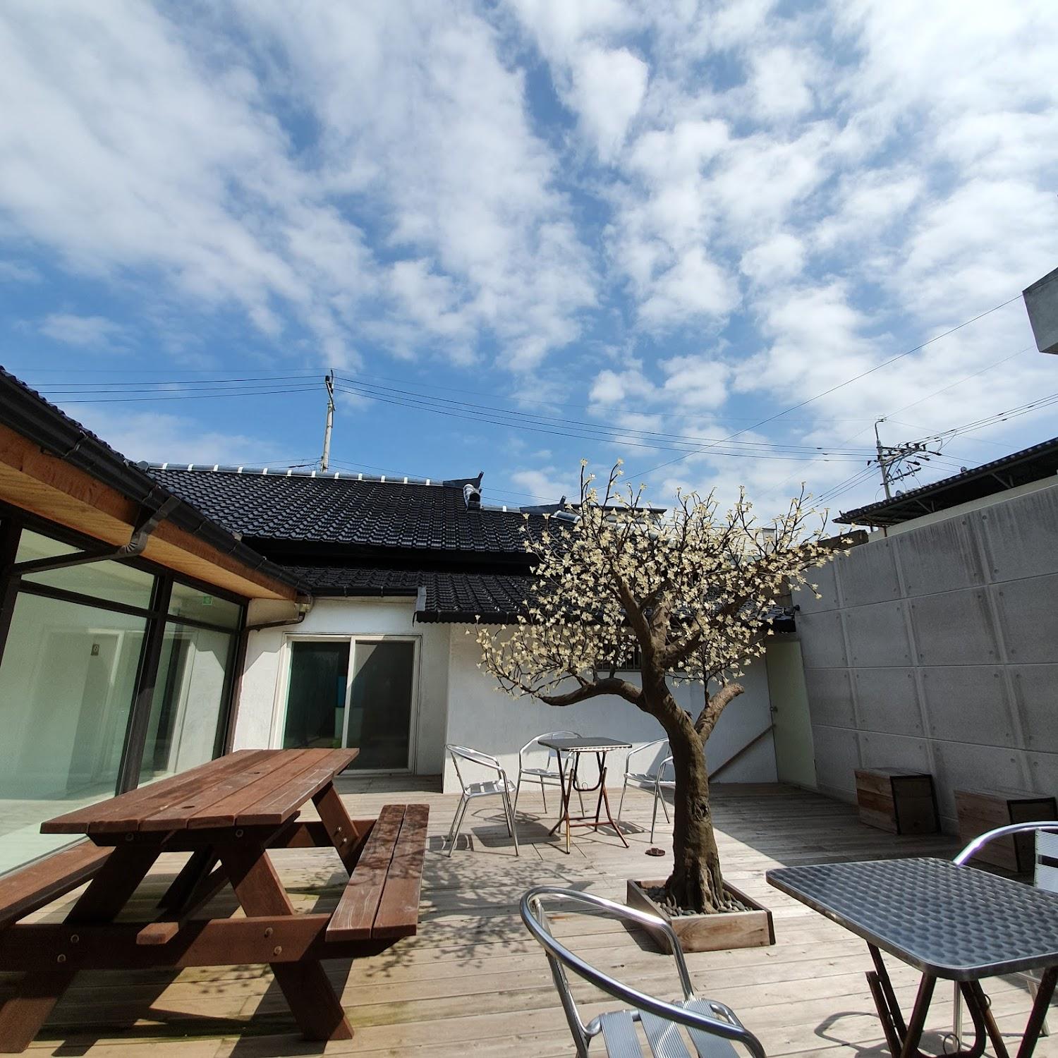 Cover Image for Hwadam Inn