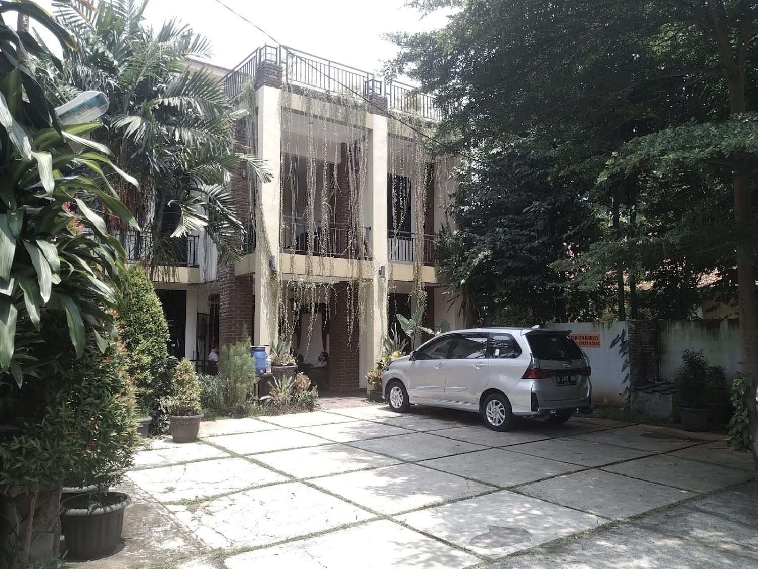 Cover Image for ROELLIE'S GUEST HOUSE