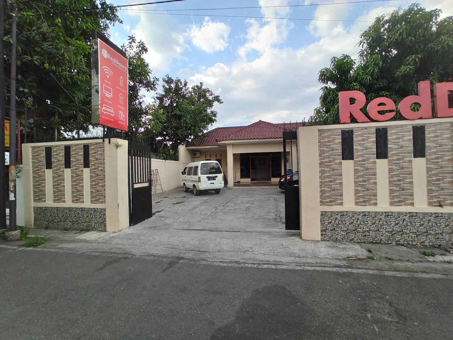 Cover Image for RedDoorz near Balekambang City Park