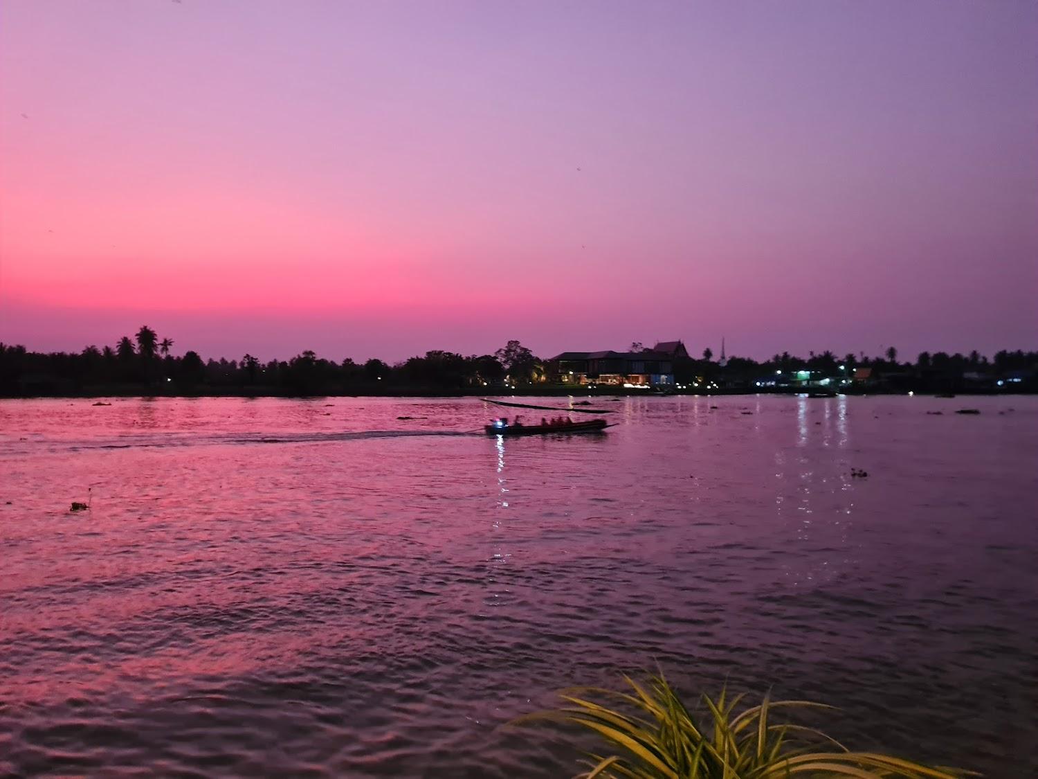 Cover Image for เรือนริมน้ำอัมพวา