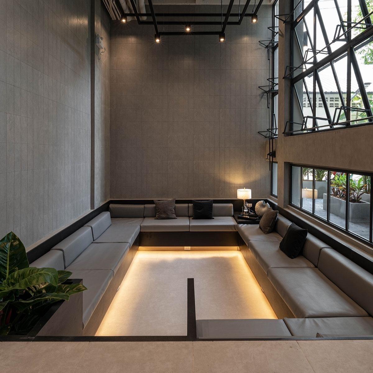 Cover Image for EXII Hotel