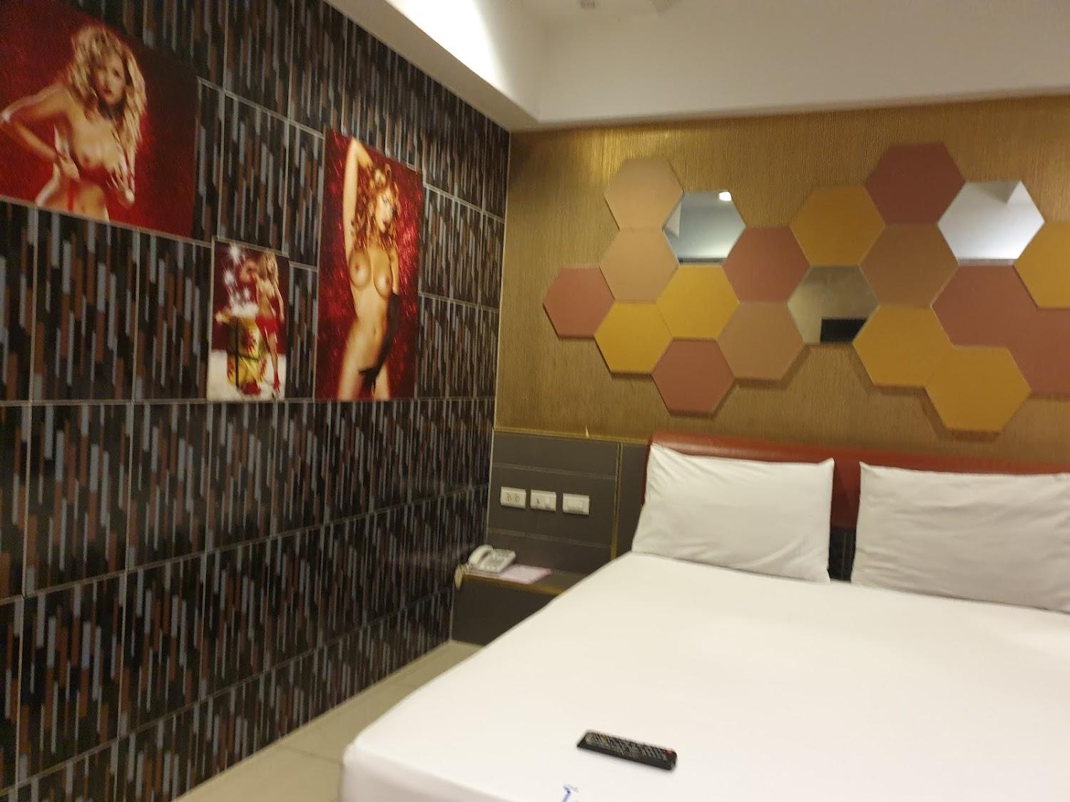 Cover Image for 19 Hotel