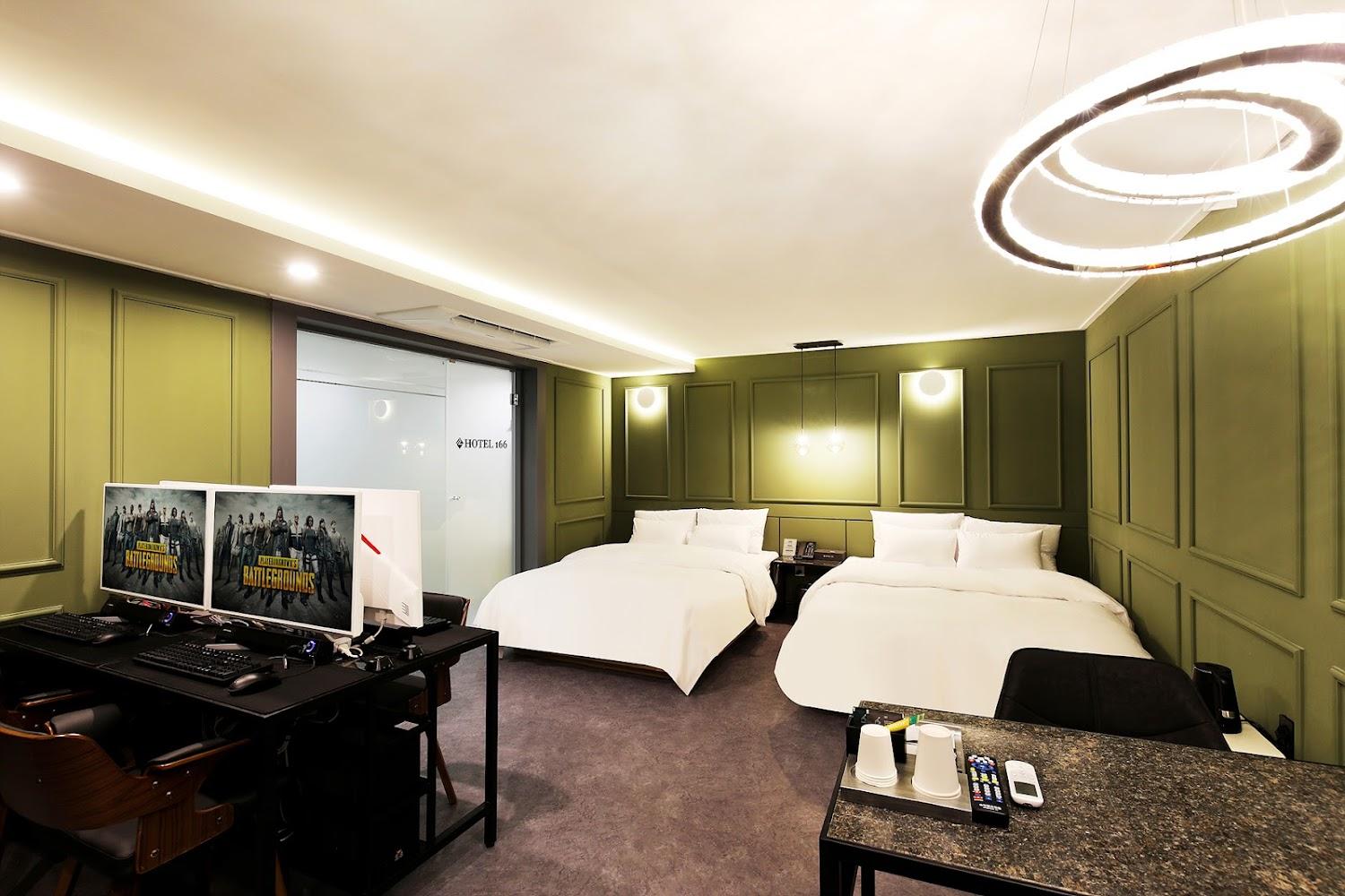 Cover Image for HOTEL 166