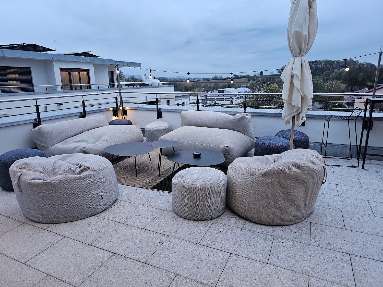 Cover Image for Nouri Hotel