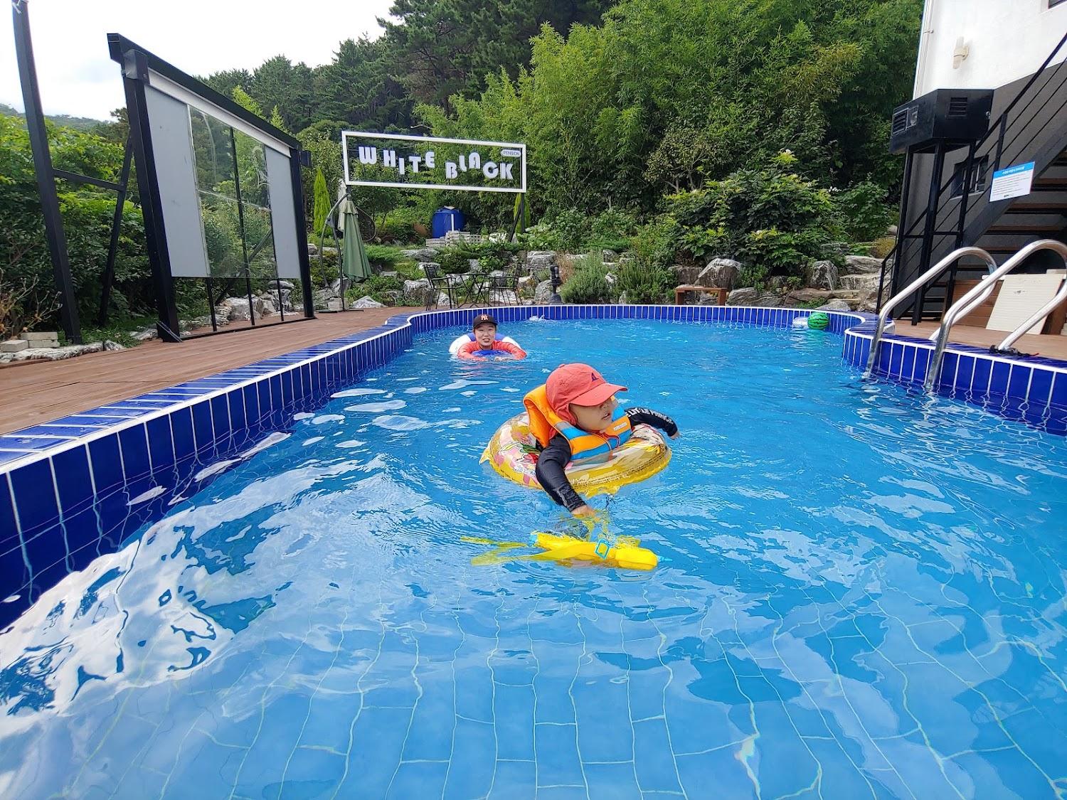Cover Image for White Black Pension in Geoje Island