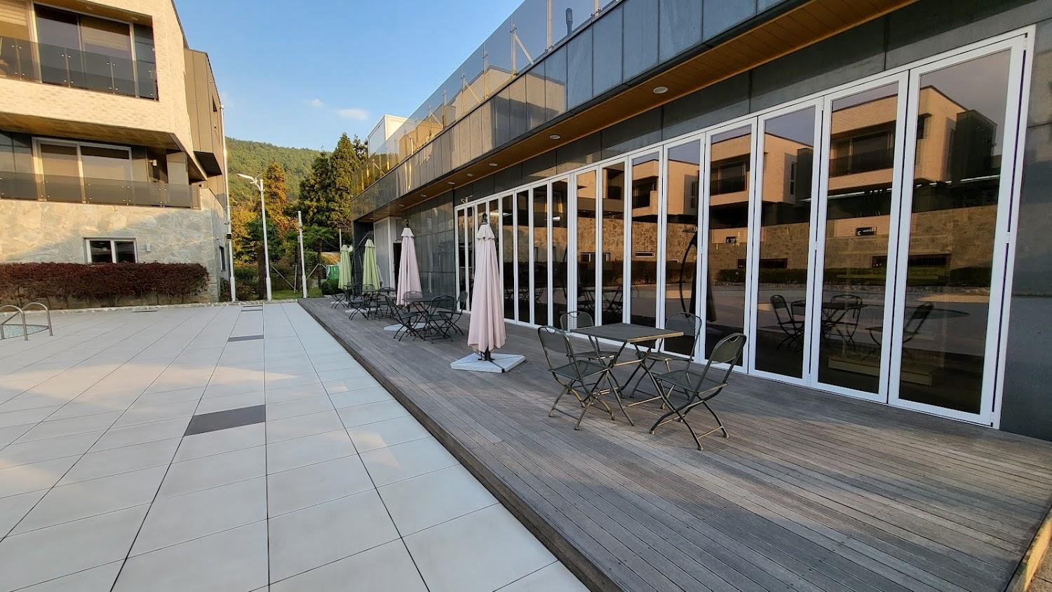 Cover Image for More relaxed resort
