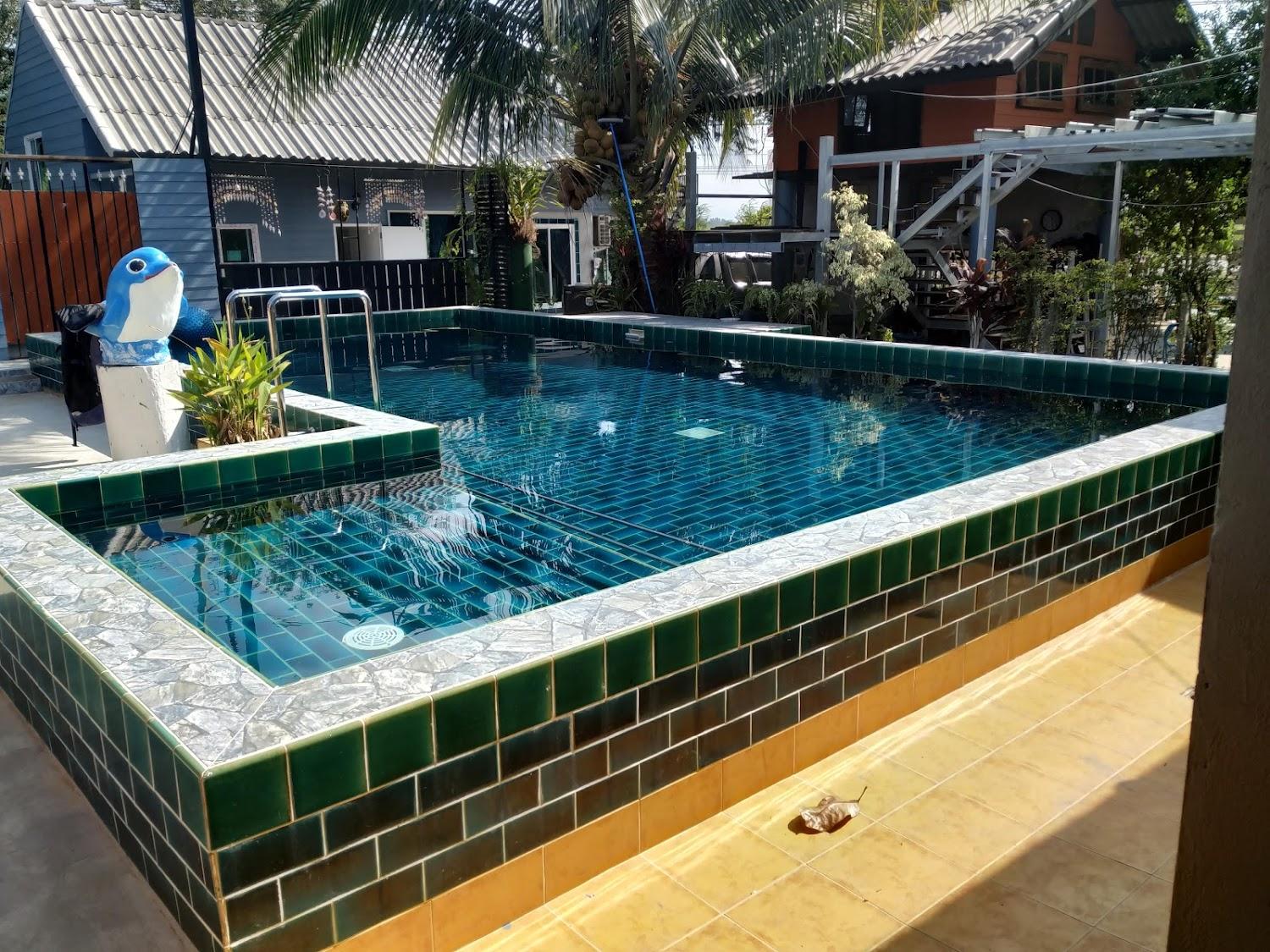Cover Image for ที่พักนักเดินทาง เพชร พลอย เพทาย รีสอร์ท
