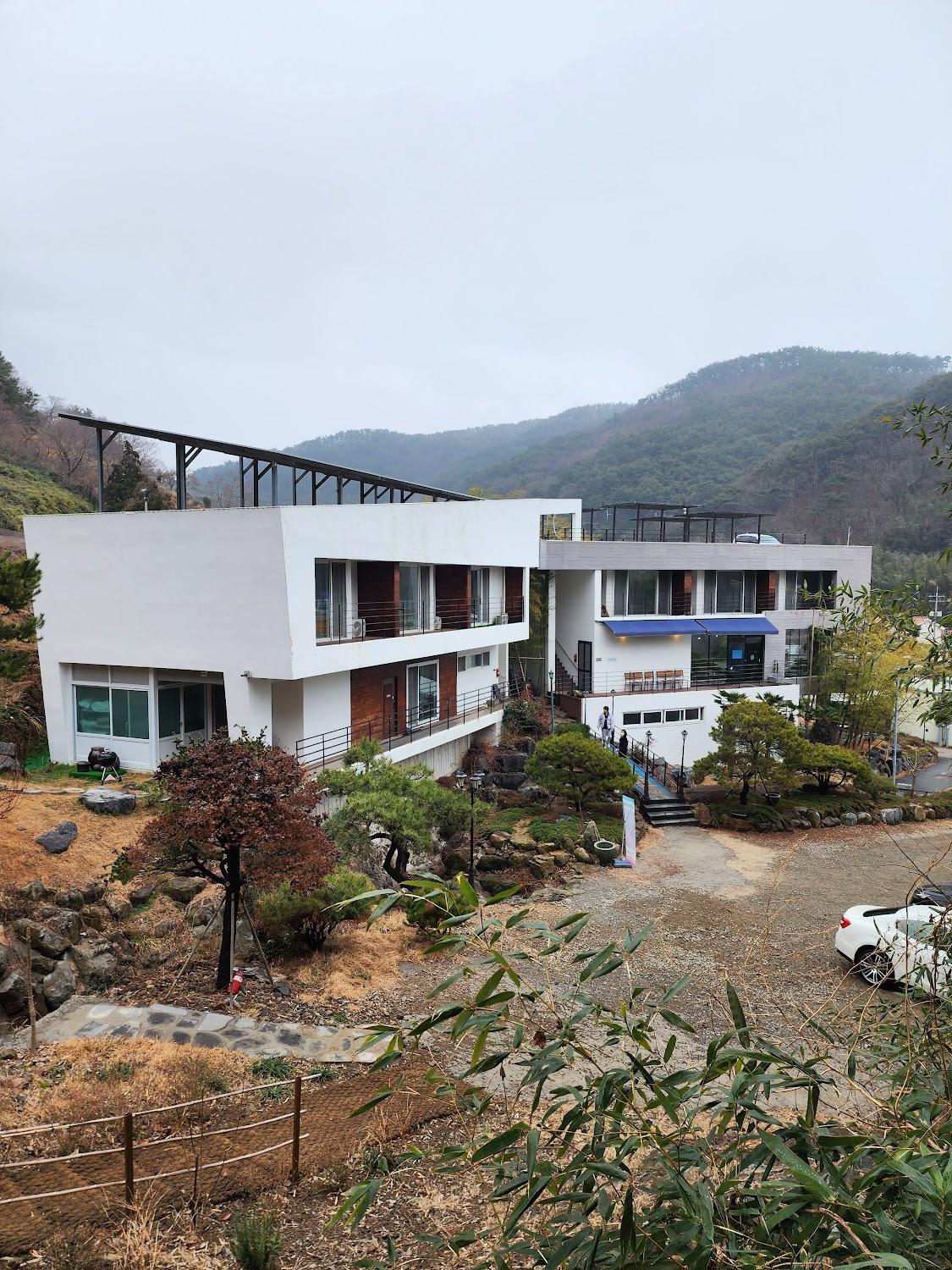Cover Image for Tongyeong 767 Pension / Cafe