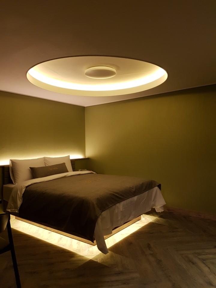 Cover Image for M Motel