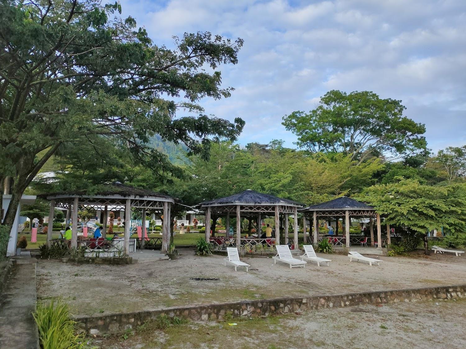 Cover Image for Toba Beach Hotel