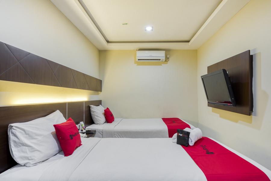Cover Image for RedDoorz Premium @ D'Season Hotel Jemursari