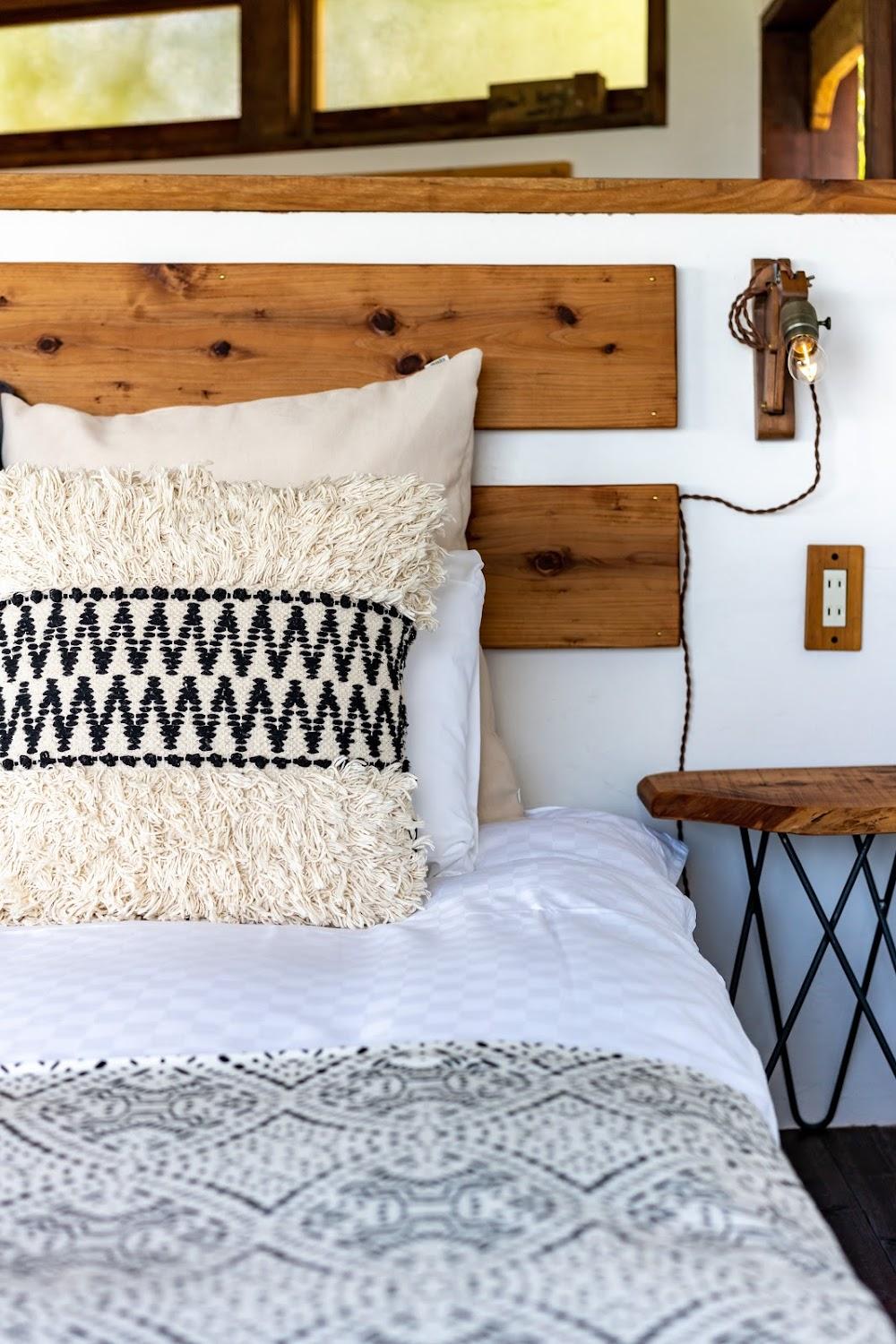 Cover Image for Treehouse hotel Morinos