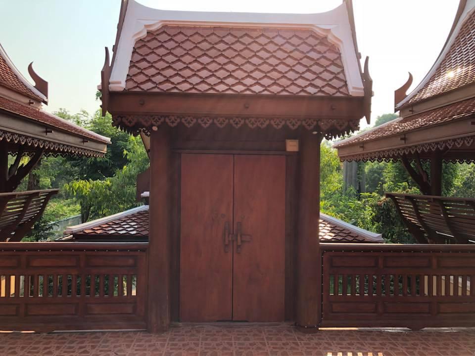 Cover Image for เรือนไทยบ้านริมน้ำ (Ruen Thai Ban Rim Nam)