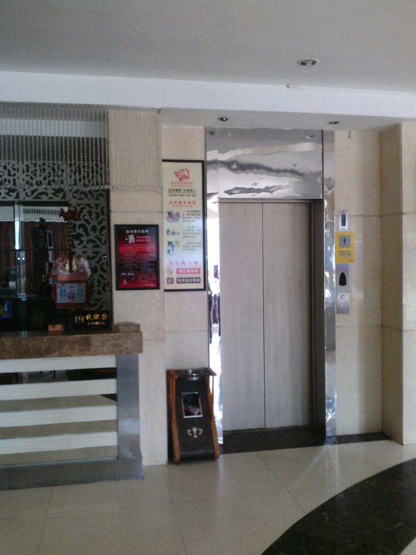 Cover Image for Royal Hotel