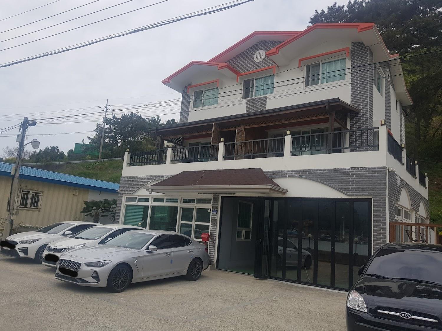 Cover Image for 와다하우스