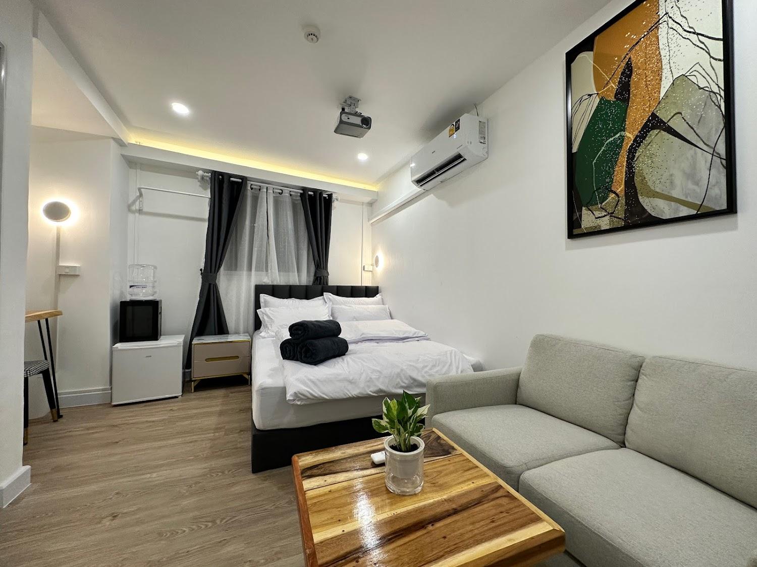 Cover Image for THE WHITE DEN@SUKHUMVIT