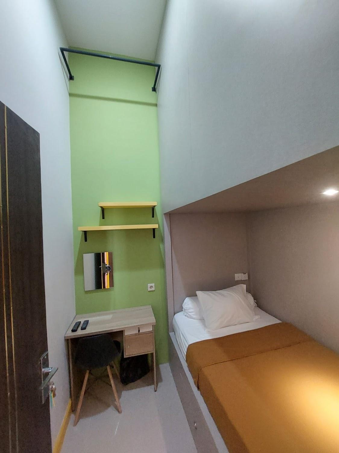 Cover Image for Autumn Living Hotel Kapsul Simokerto