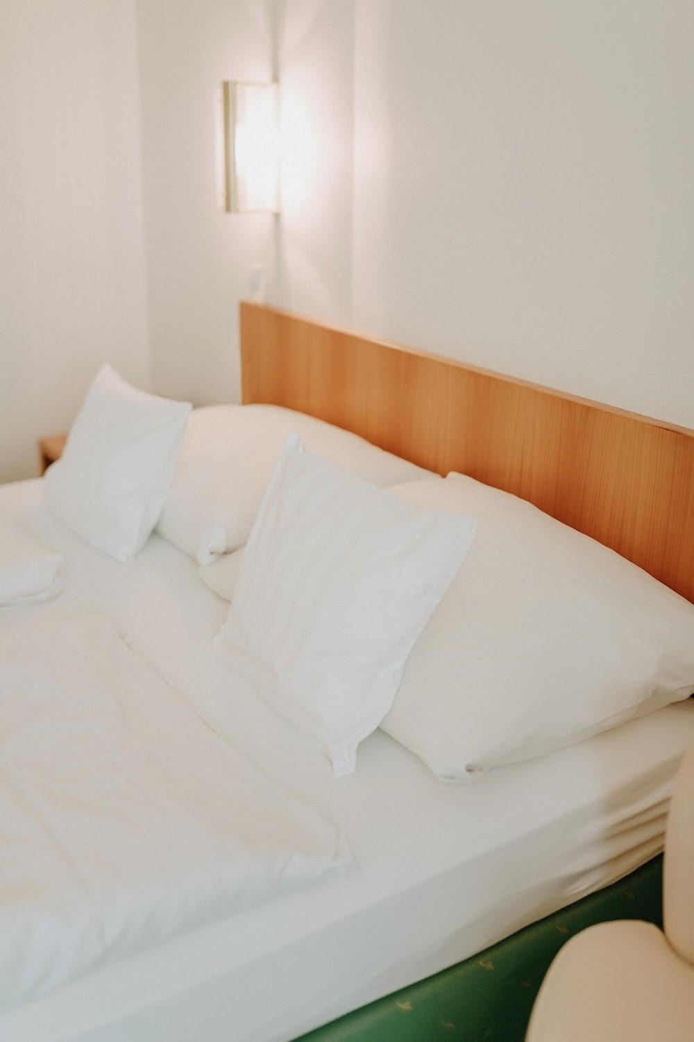 Cover Image for Huber's Hotel