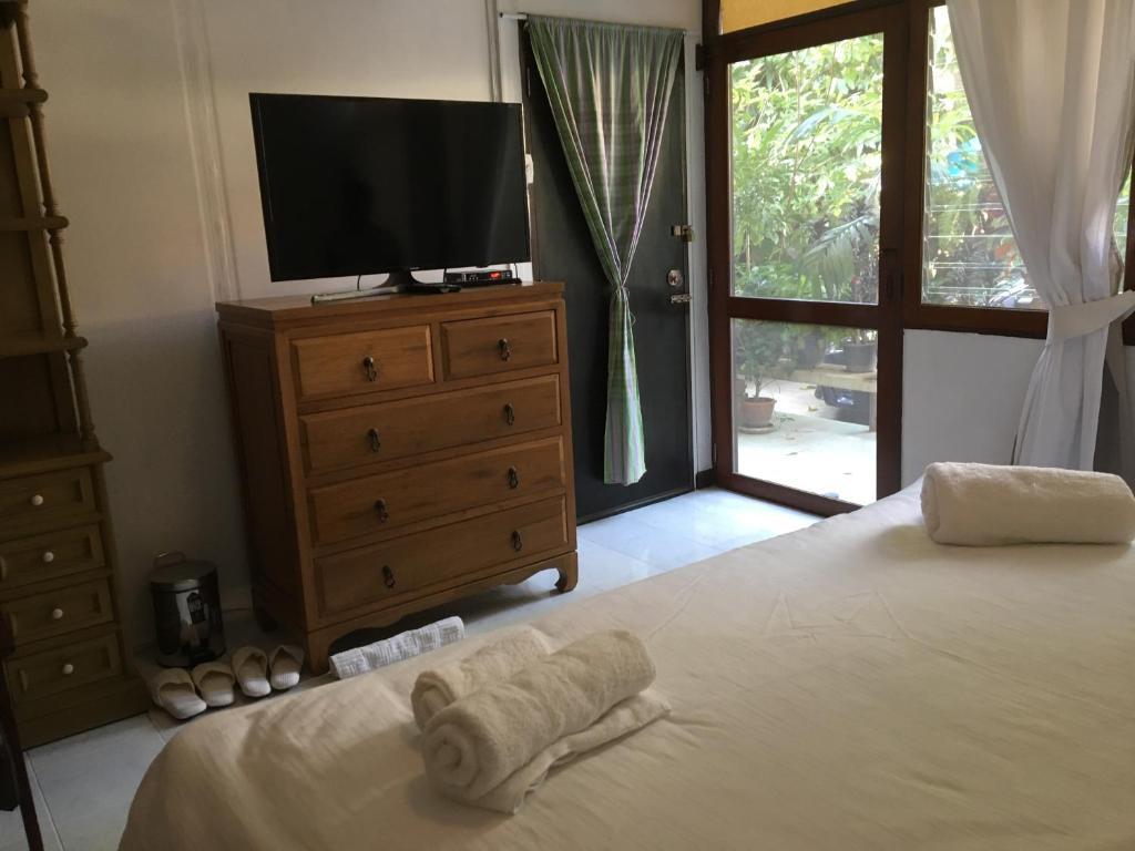 Cover Image for Many Trees Hotel